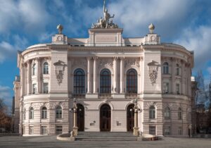 Warsaw University of Technology là một trong những trường đại học hàng đầu về Kỹ thuật và Công nghệ tại Ba Lan, với chương trình đào tạo tiên tiến và các cơ hội thực hành hấp dẫn.